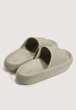 Oysho Ciabatte Da Mare - Khaki -Fashion Brand 290e2620a67140a6abbc2658038f8038