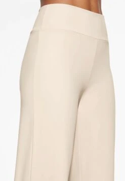 Oysho High-Rise Comfortlux Straight-Leg - Pantaloni - Beige -Fashion Brand 39705295ba554137bad25b0216c966da