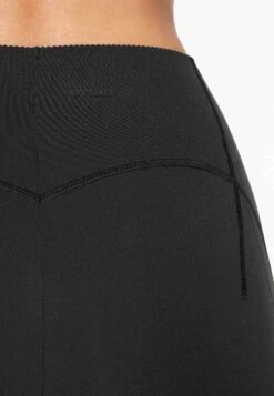 Oysho Compressive Raise Up Cycle ShortsBlack Donna Pantaloni OY121S03M-Q11 -Fashion Brand 3e13795b95f745c5866ae31792320b11