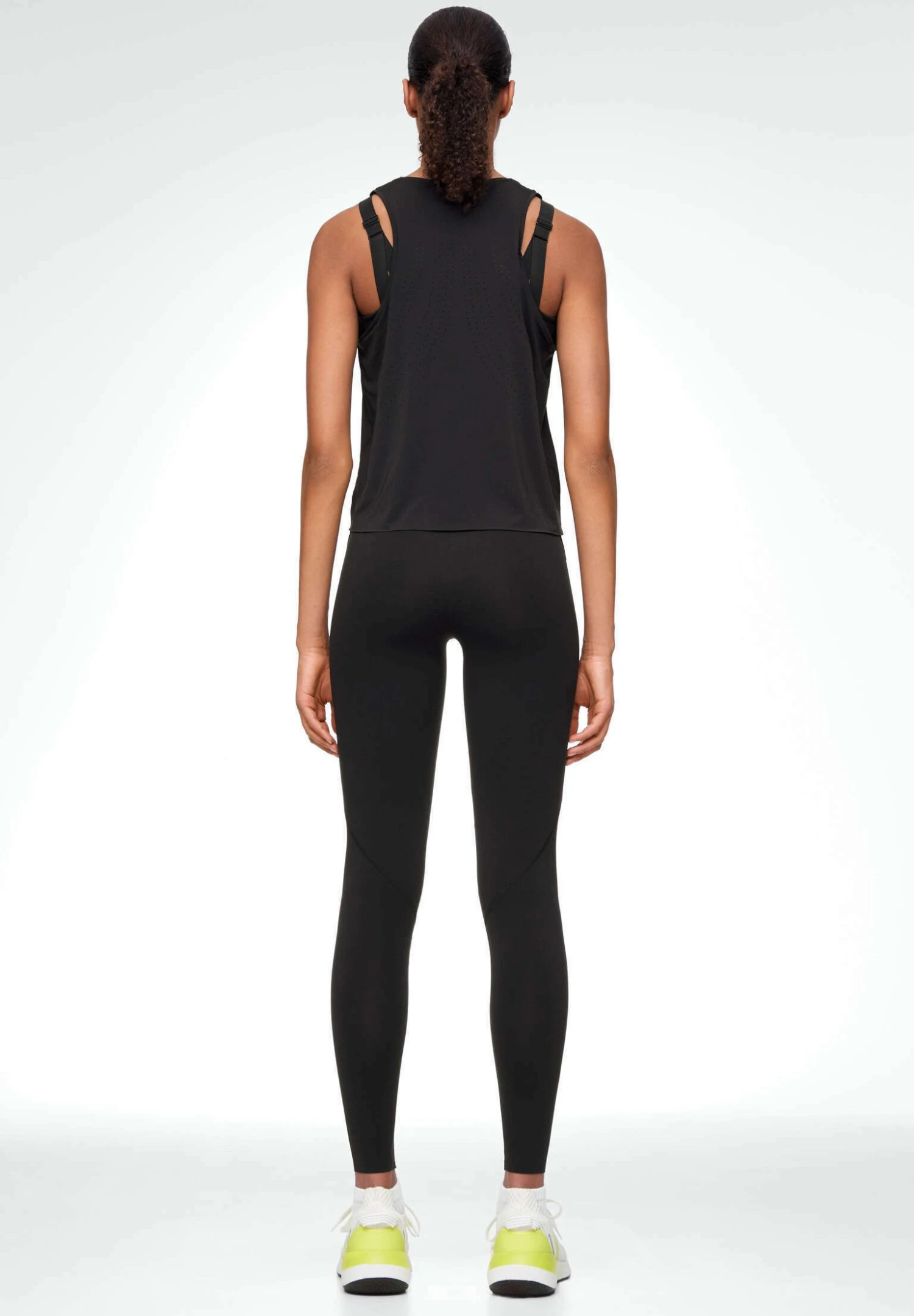 Oysho Microperforated Technical SleevelessTopBlack Donna T-shirt E Top OY121D072-Q11 7 Oysho Microperforated Technical SleevelessTopBlack Donna T-shirt E Top OY121D072-Q11 - immagine 5