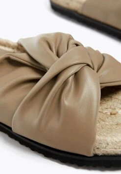 Oysho CrossoverCiabattineBrown Donna Ciabatte E Zoccoli OY111A0CC-O11 -Fashion Brand d45885e4a59e43e195f259286418dfc7