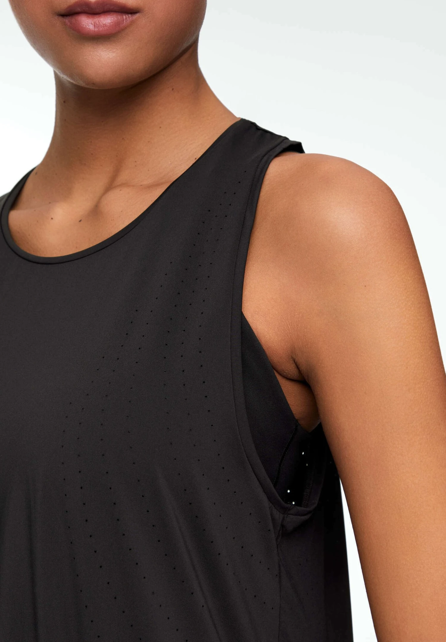 Oysho Microperforated Technical SleevelessTopBlack Donna T-shirt E Top OY121D072-Q11 6 Oysho Microperforated Technical SleevelessTopBlack Donna T-shirt E Top OY121D072-Q11 - immagine 4